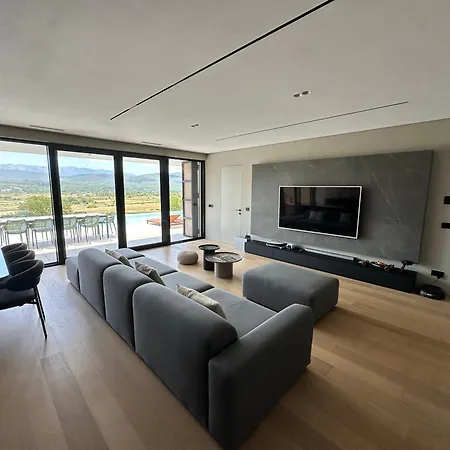 Z1 - Luxury Retreat With Heated Pool & Villa *