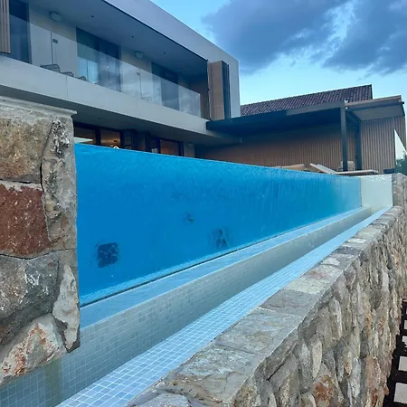 Z1 - Luxury Retreat With Heated Pool & Villa